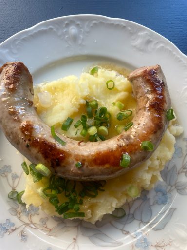 Le plat local et réconfortant : notre saucisse de Toulouse et purée maison